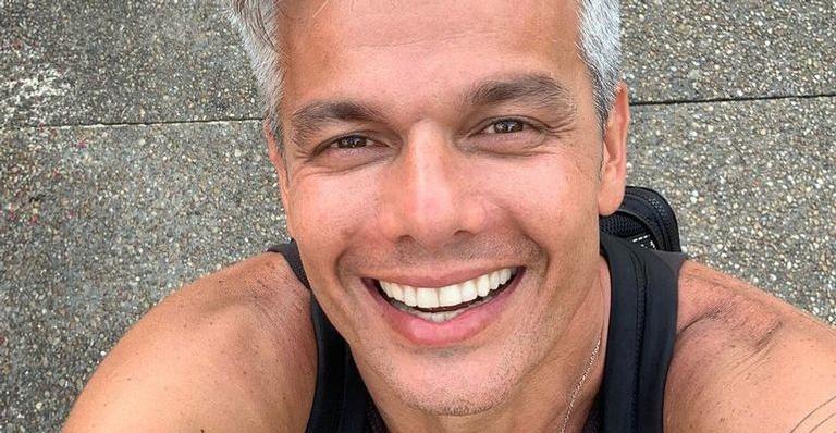 Otaviano Costa encanta ao posar para foto ao lado dos pais: ”Meus amores”