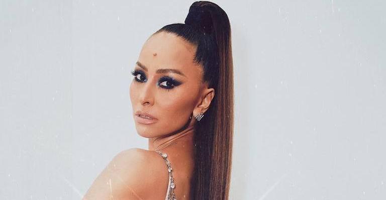 Ousadíssima, Sabrina Sato puxa o biquíni e ostenta bumbum perfeito