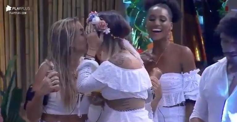 A Fazenda: Após beijar Guilherme, Tati Dias dá selinho em Bifão
