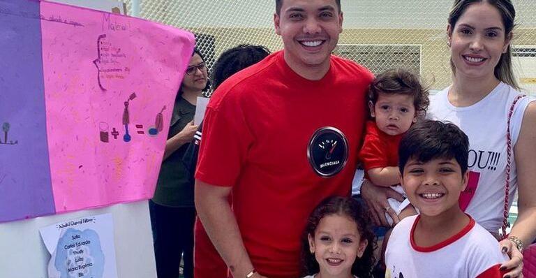 Wesley Safadão leva toda a família para feira de ciências do filho mais velho