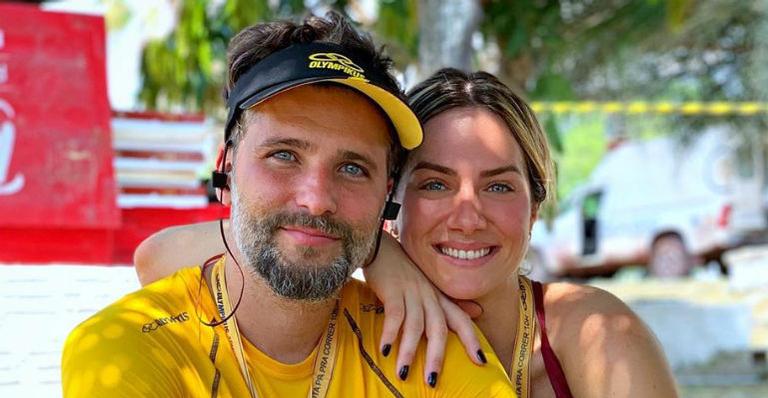Giovanna Ewbank e Bruno Gagliasso trocam carícias no casamento de Thaila Ayala