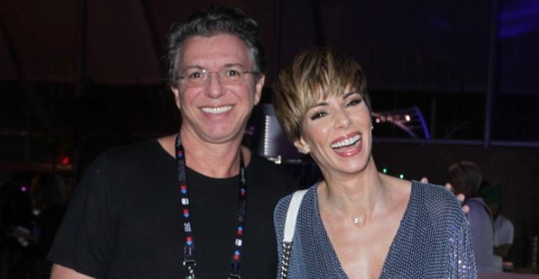 Com vestido brilhante, Ana Furtado curte o último dia de Rock in Rio ao lado do marido, Boninho