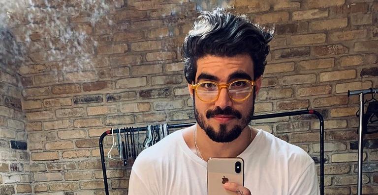 Caio Castro posa ao lado de carros avaliados em R$ 3 milhões: ”Rolezin de Postin”