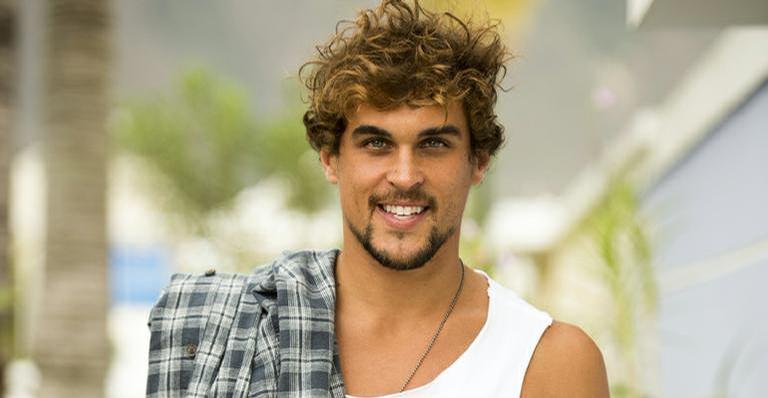 Após ser flagrado com Cíntia Dicker, Felipe Roque comenta romance de affair com Pedro Scooby