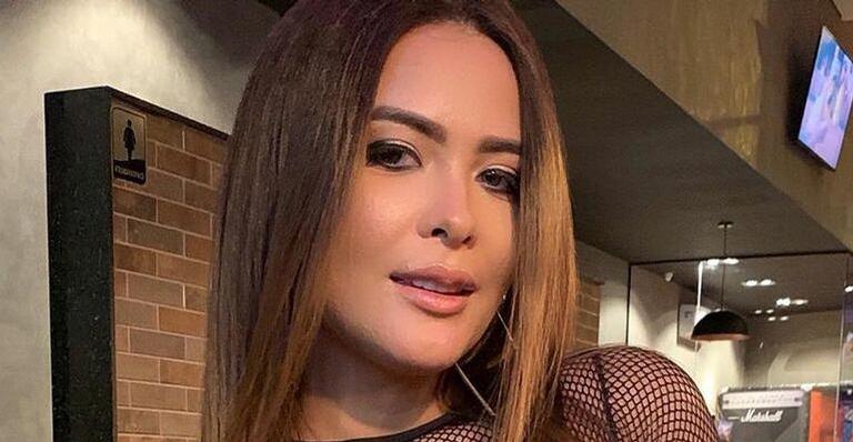 Geisy Arruda exibe curvas esculturais e barriga sequinha em biquíni apertadinho