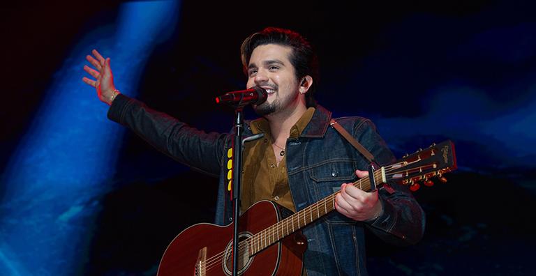 Luan Santana faz show e embala evento de beleza