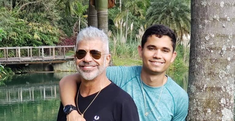 Marido de Lulu Santos se emociona em show e o cantor declara: ”É uma parceria, é um encontro”