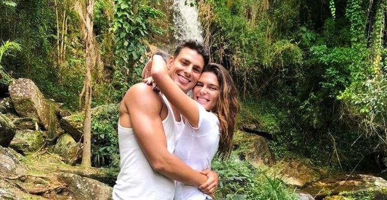 Em viagem com Cauã Reymond, Mariana Goldfarb posta clique de toalha: ”A semana pode começar”