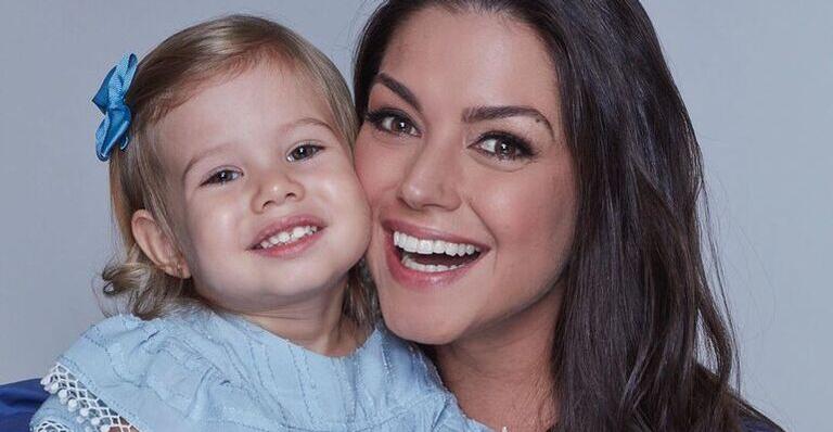 Fofura do dia! Thais Fersoza se derrete ao mostrar a filha, Melinda, vestida de princesa da Disney