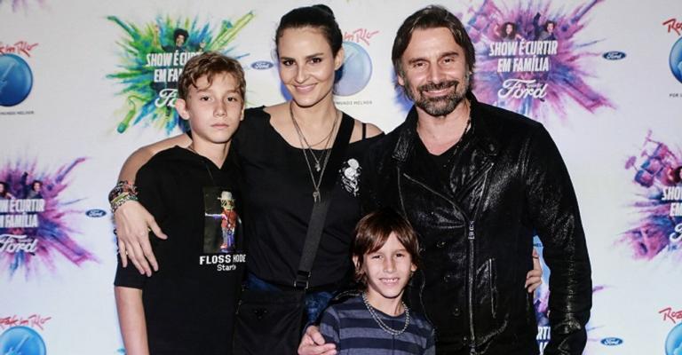 Murilo Rosa e Fernanda Tavares curtem festival com os filhos no meio da multidão