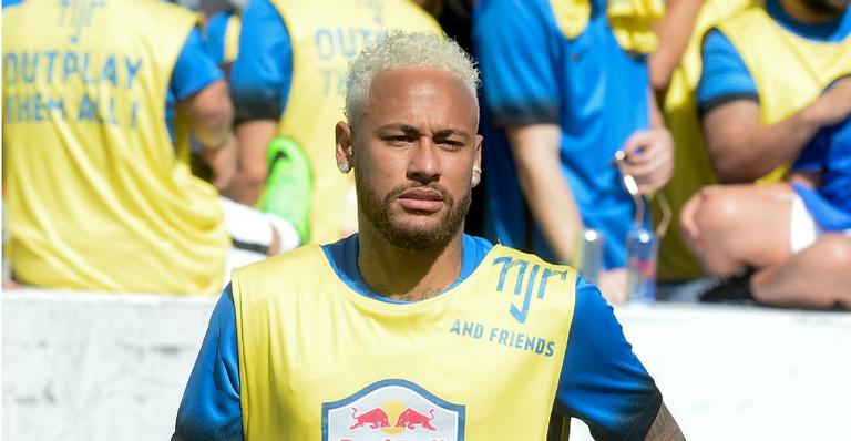 Após polêmicas, Neymar Jr. surge dando autógrafos e recebe o apoio dos fãs: ”Muito orgulho”