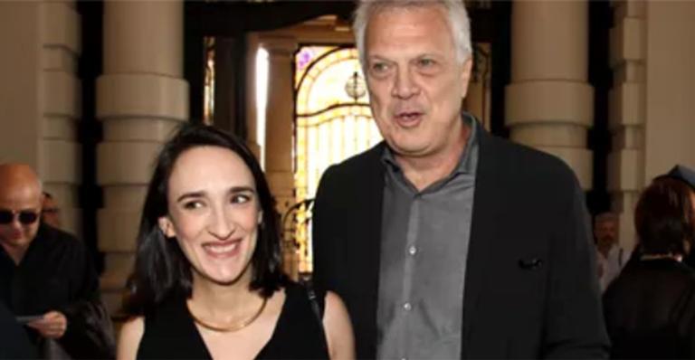 Pedro Bial faz rara aparição com a mulher em evento em São Paulo