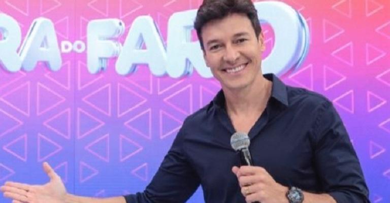 Rodrigo Faro posa ao lado da esposa e das filhas e encanta: ”Domingo com minhas mulheres lindas”