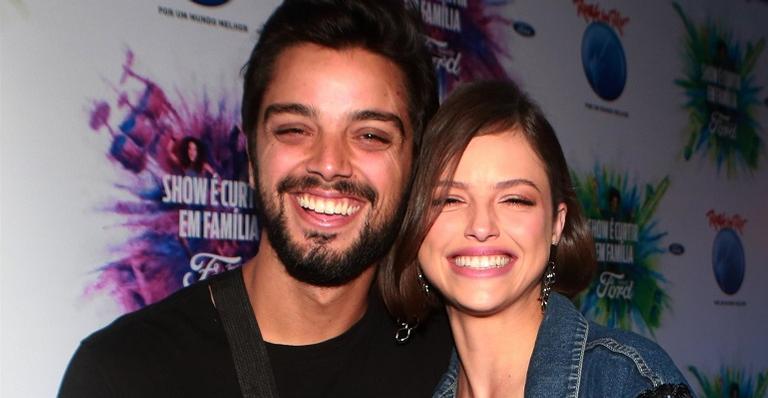 Rodrigo Simas troca beijos com Agatha Moreira vestida de Malévola e brinca: ”Peguei”