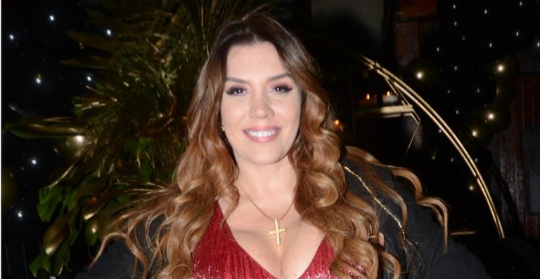 Aos 43 anos, Simony surpreende ao surgir em clique ousado com as pernas à mostra: ”Poderosa”