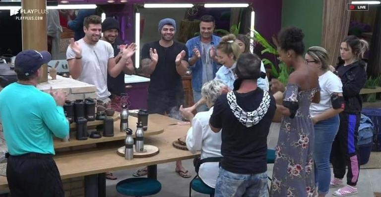 A Fazenda: Peões fazem surpresa de aniversário para Andréa Nóbrega: ”Parabéns!”