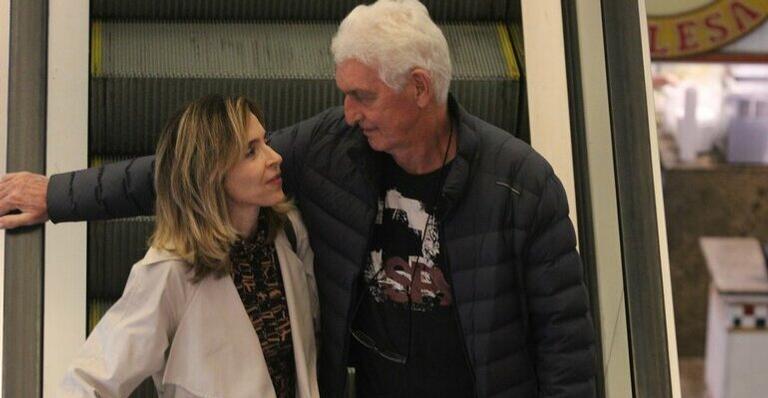 Deborah Evelyn é flagrada com o marido no shopping