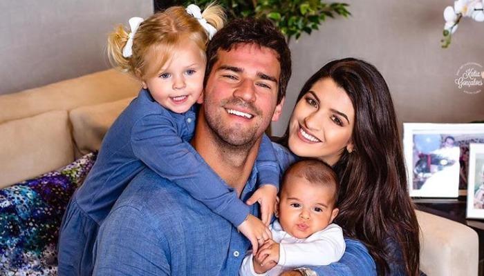 Filho do goleiro do Brasil, Alisson Becker, encanta web com vídeo fofo: ”Bebê mais feliz do mundo”