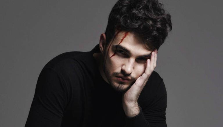 Jão está sofrendo por um amor doloroso no clipe de ”Enquanto Me Beija”