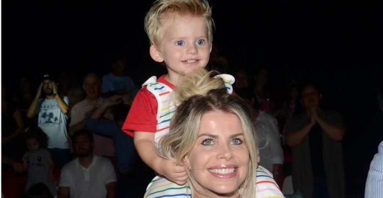 Karina Bacchi se emociona com filho falando ‘eu te amo’ e ‘feliz aniversário’: ”Chorei”