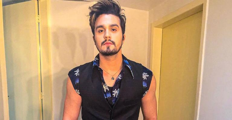 Fofura! Luan Santana se diverte com afilhada em passeio no shopping