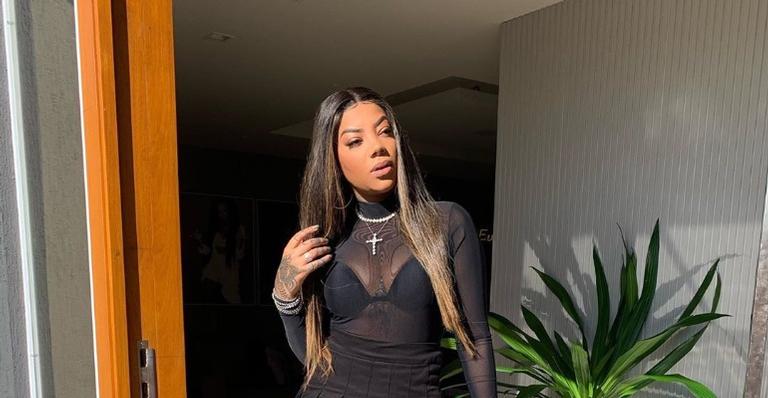 Ludmilla exibe boa forma dançando funk em frente ao espelho