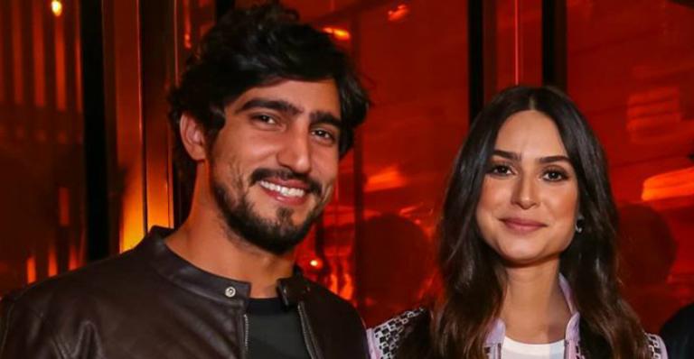Renato Góes relembra casamento com Thaila Ayala: ”Estado civil: Casado”