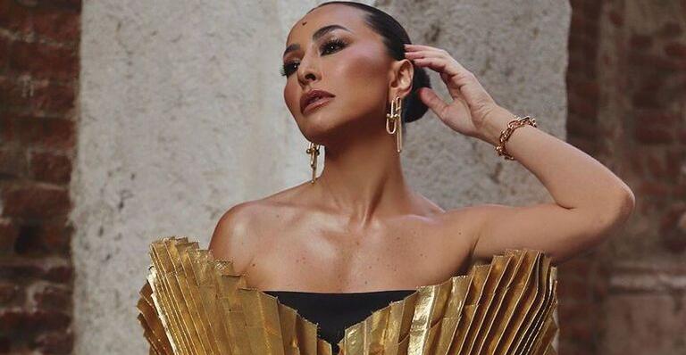 Na Itália, Sabrina Sato surge com look diferente e recebe comentário inusitado: ”Brigadeirão”