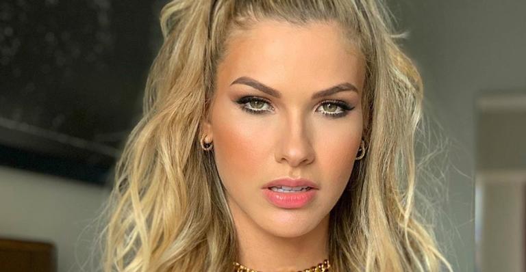 No aeroporto, Andressa Suita aposta em look lindo e com acessórios grifados em quase R$14 mil