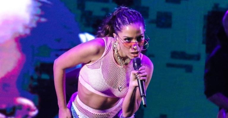 Anitta é detonada ao divulgar bebida inspirada em funk: ”Elite lucrando e o Rennan da Penha preso”