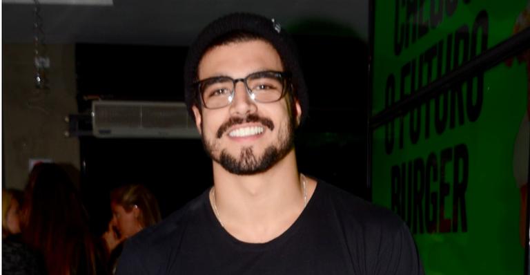 David Brazil compartilha clique com Caio Castro e brinca: ”Por que choras?”