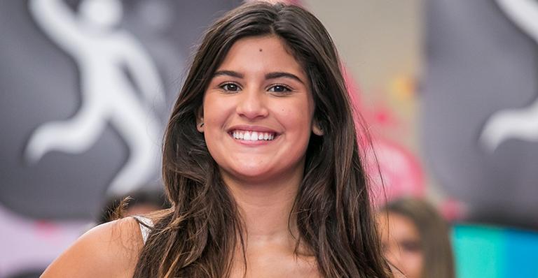 Giulia Costa ostenta bumbum na nuca em clique na praia