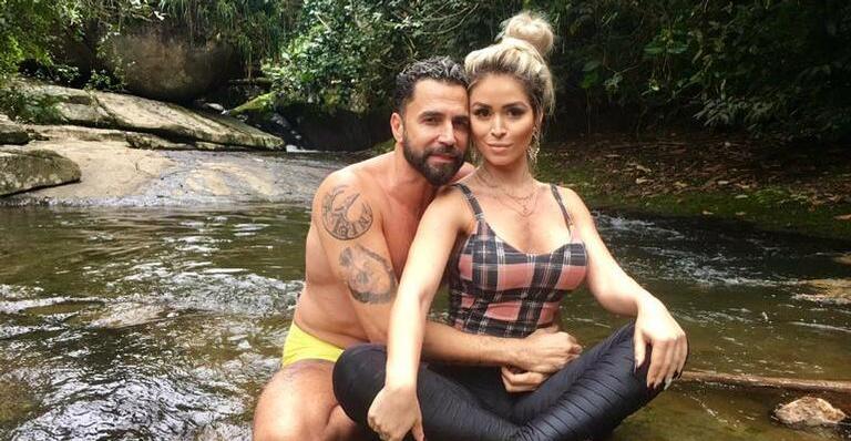 Ao lado de sua amada, Latino realiza sonho muito particular