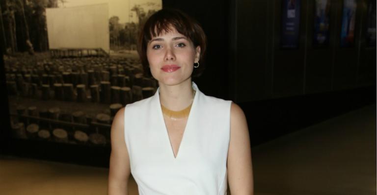 Letícia Colin posa exibindo corte de cabelo curtíssimo e fãs invejam: ”Quero o meu assim”