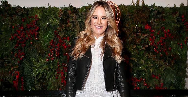 Ticiane Pinheiro ousa no look e escolhe botas brancas para ir ao aniversário de Karina Bacchi