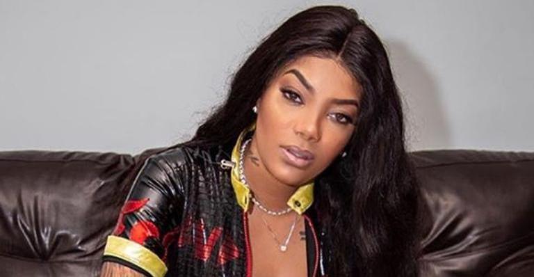 Em Orlando, Ludmilla ostenta pochete grifada no valor de R$ 7 mil