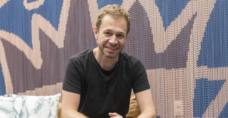 No comando de vários programas, Tiago Leifert pede férias: ”Por favor!”