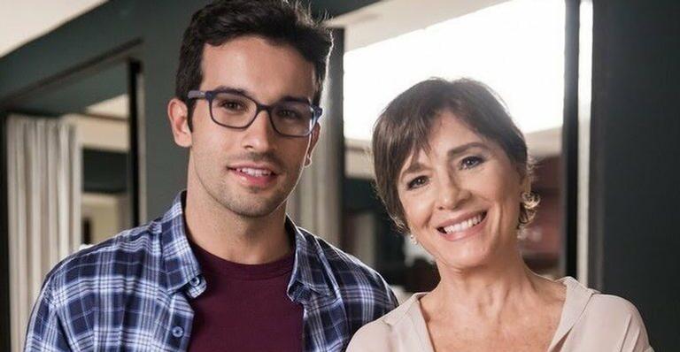 Bruno Bevan, o Zé Hélio de ‘A Dona do Pedaço’, fala sobre o namoro de seu personagem: ”Pode sim”