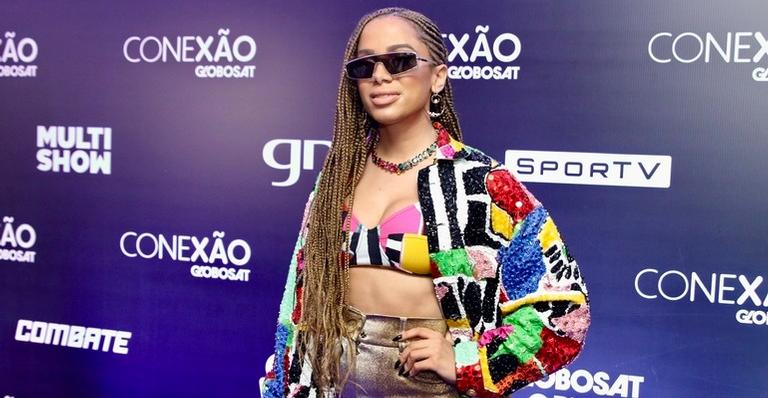 De cabelo diferente, Anitta surge quase irreconhecível em evento