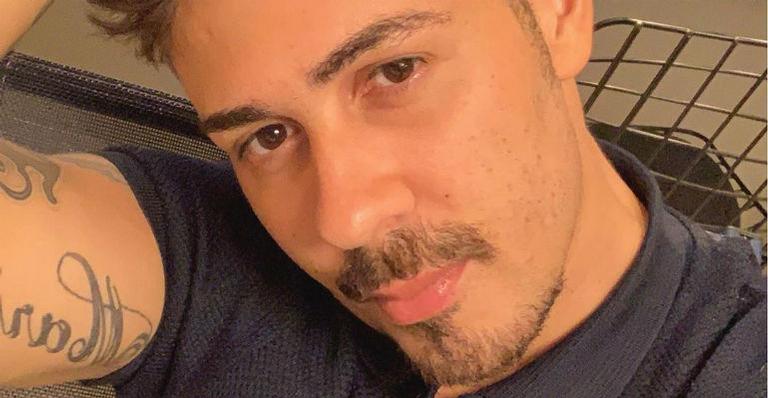 Carlinhos Maia posta clique romântico com o marido e emociona seguidores