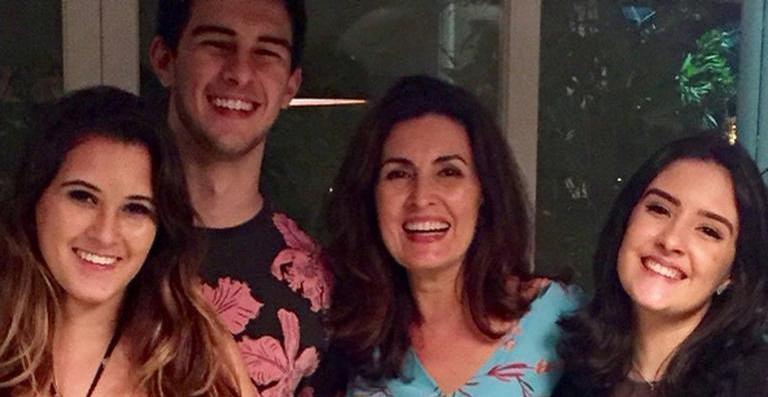 Fátima Bernardes aproveita o mês de aniversário dos filhos e compartilha clique antigo
