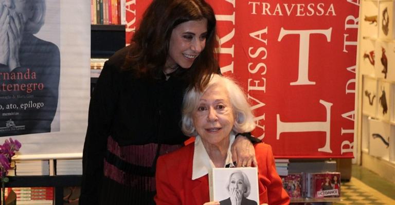 Fernanda Torres troca beijos e abraços com a mãe, Fernanda Montenegro, em evento de lançamento