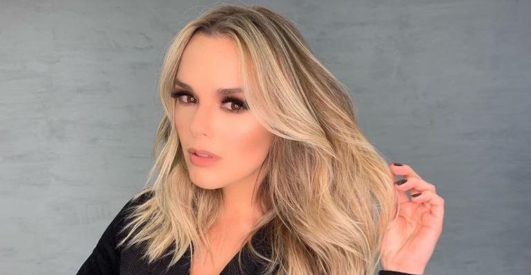 De laço na cabeça, filha de Thaeme Mariôto rouba a cena com sorrisão