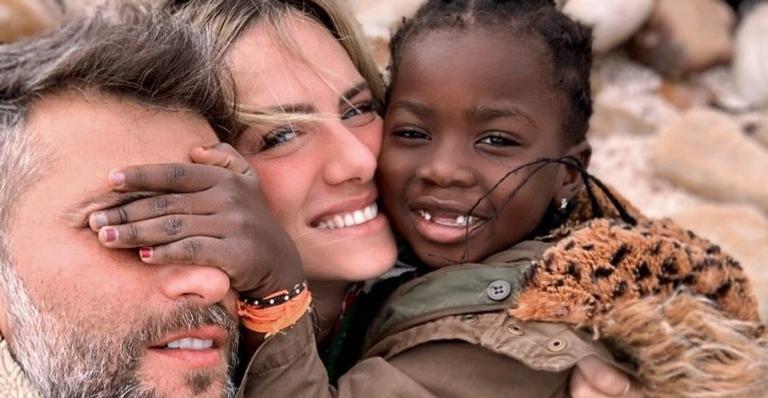 Giovanna Ewbank exibe corpo escultural em foto com a filha: ”Bumbum perfeito”