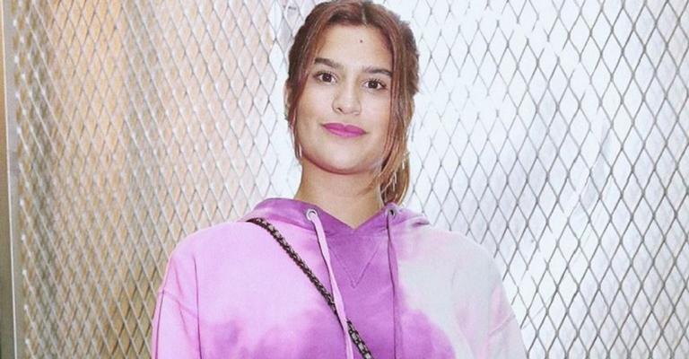 Com roupa justinha, Giulia Costa é flagrada deixando academia no Rio
