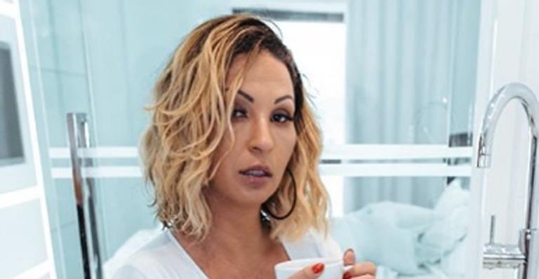 Aos 41 anos, Valesca Popozuda exibe as curvas em foto de biquíni e reflete