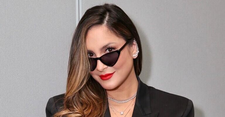 Menos de dois meses após dar à luz, Claudia Leitte esbanja corpão em evento