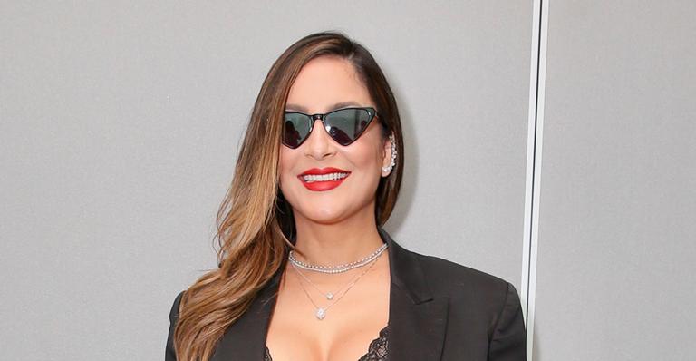 De lingerie, Claudia Leitte exibe boa forma após dar à luz