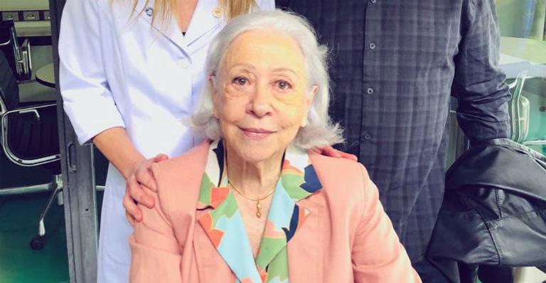 Fernanda Montenegro relembra polêmica e recria fogueira de livros: ”Que o fósforo não chegue”