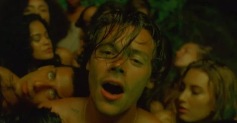 Harry Styles reflete sua bissexualidade em nova música; confira ”Lights Up”